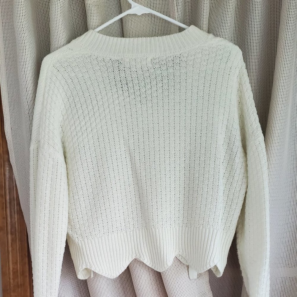 White crochet sweater with pretty detail By No Comment